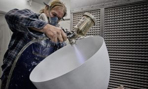 Petersdesign Leuchten, Lackieren eines Lampenschirms für zeitlose Deckenleuchten